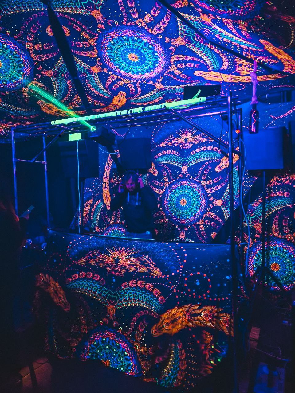 Cosmic Snakes Triangle – TR02 – Psychedelic UV-Reactive Triangles Set – Psychedelic Party Decoration - Image 4