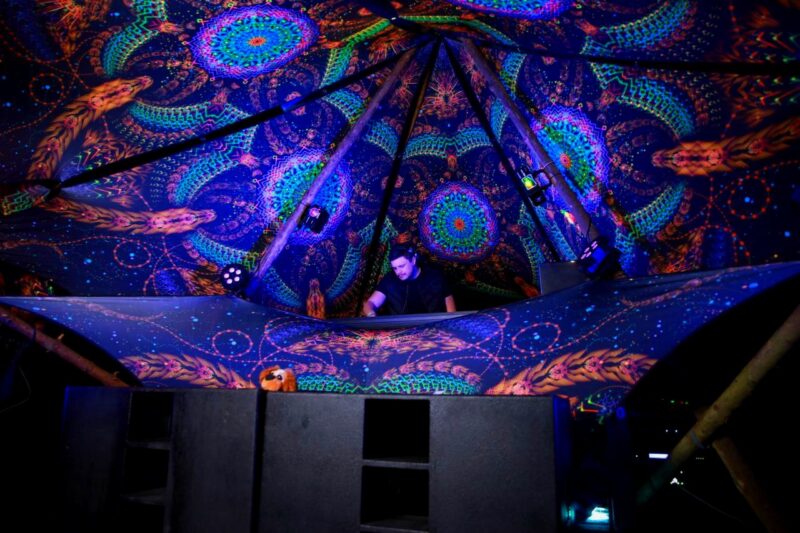 Cosmic Snakes Triangle – TR02 – Psychedelic UV-Reactive Triangles Set – Psychedelic Party Decoration - Image 3