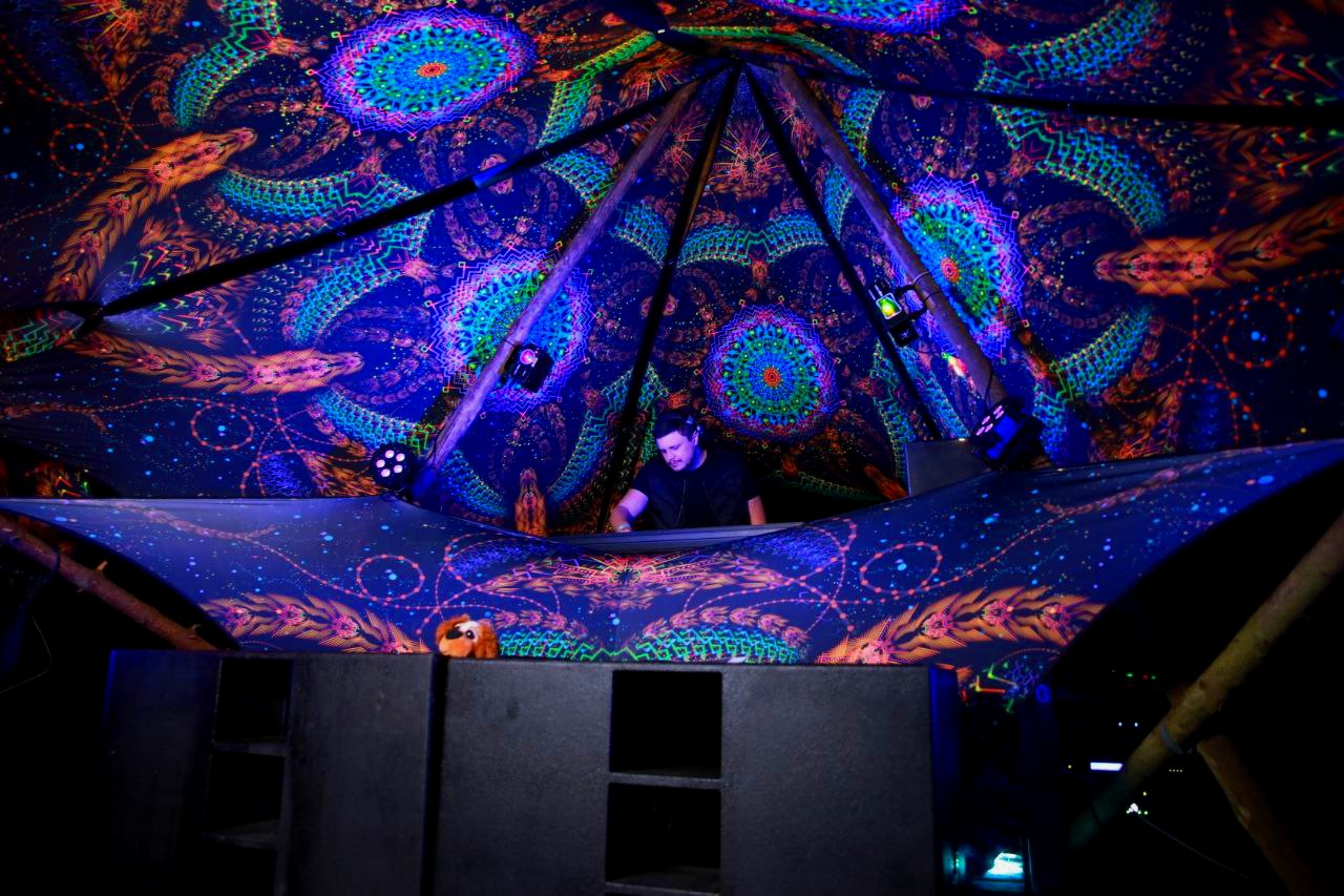Cosmic Snakes Triangle – TR02 – Psychedelic UV-Reactive Triangles Set – Psychedelic Party Decoration - Image 3